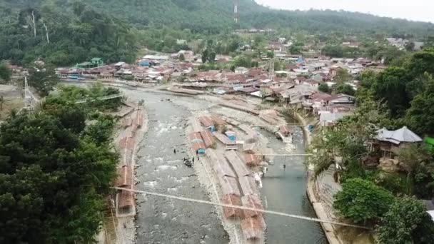 Політ Дронів Через Річку Село Букіт Лаван Суматра Індонезія — стокове відео
