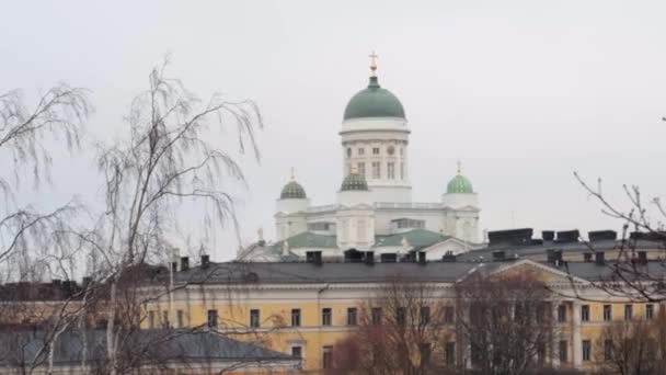 Famosa Catedral Helsinque Vista Distância Subindo Paisagem Urbana Céu Cinzento — Vídeo de Stock