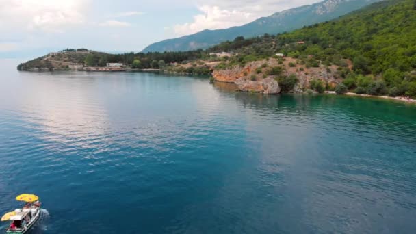 Foto Aérea Costa Macedonia Clif Agua Hermosa Alrededor Del Lago — Vídeos de Stock