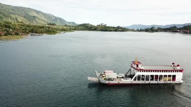 Drone Volando Sobre Ferry Lago Toba Sumatra Indonesia — Vídeo de stock