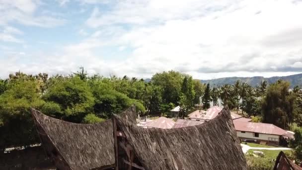 Κηφήνας Άποψη Των Παραδοσιακών Σπιτιών Batak Λίμνη Toba Στο Παρασκήνιο — Αρχείο Βίντεο