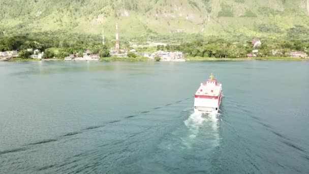 Drone Vista Del Ferry Cerca Del Puerto Samosir Island Lago — Vídeo de stock