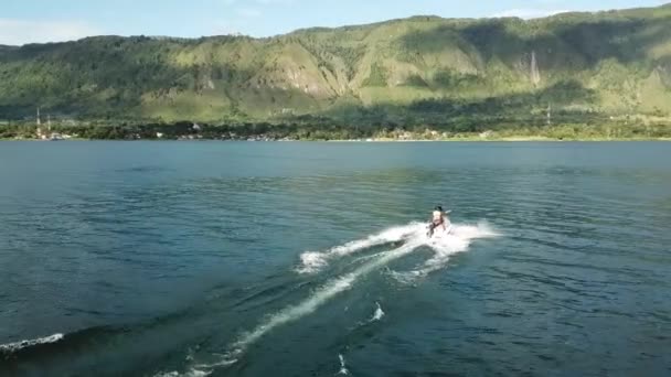 Drönare Syn Jetski Sjön Toba Nära Samosir Island Sumatra Indonesien — Stockvideo