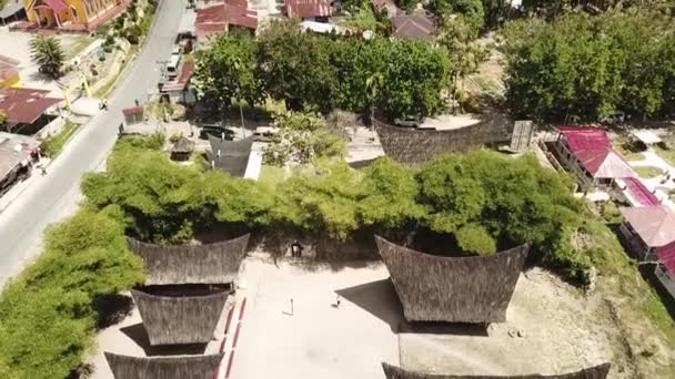 Drone View Traditional Batak Houses Thatched Roof Samosir Island Lake — Αρχείο Βίντεο