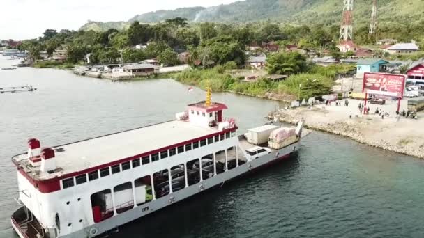 Drohnen Ansicht Der Fähre Hafen Zum Entladen Auf Der Insel — Stockvideo