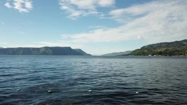 Drönare Flyger Lågt Sjön Toba Sumatra Indonesien — Stockvideo