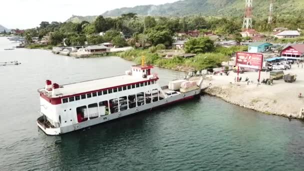 Κηφήνας Άποψη Της Εκφόρτωσης Πορθμείων Στο Λιμάνι Samosir Λίμνη Toba — Αρχείο Βίντεο