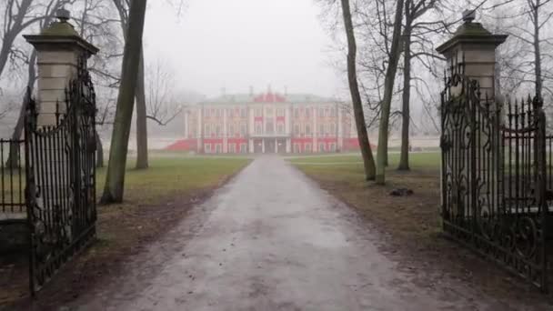 Camino Forestal Que Conduce Museo Arte Kadriorg Parque Tallinn Con — Vídeo de stock