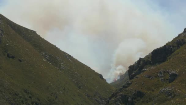 Fuego Salvaje Alto Las Montañas Fuera Control — Vídeos de Stock