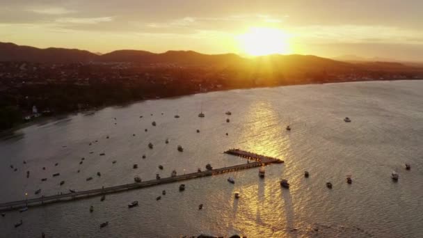 Luftaufnahme Des Sonnenuntergangs Der Bucht Von Buzios Mit Prahlerei Brasilien — Stockvideo