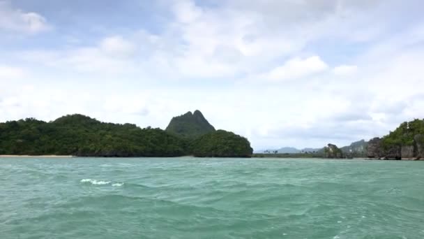 Κινούμενο Πλάνο Των Νησιών Στη Νότια Ταϊλάνδη Από Ταχύπλοο Σκάφος — Αρχείο Βίντεο
