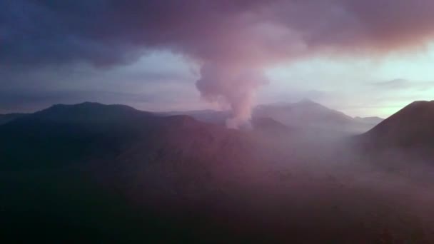 Drone Vista Del Volcán Bromo Atardecer Con Humo Java Indonesia — Vídeos de Stock