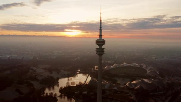 Αεροπλάνο Πάνω Από Πύργο Olympiaturm Στο Μόναχο Γερμανία — Αρχείο Βίντεο