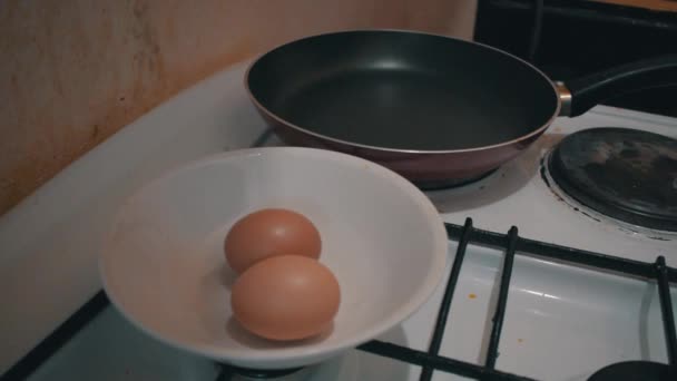 Dos Huevos Bol Una Estufa Lado Sartén — Vídeo de stock