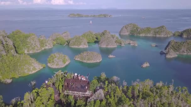 Nagranie Drona Laguny Raja Ampat Indonezji Pokazywanie Ludzi Stojących Punkcie — Wideo stockowe