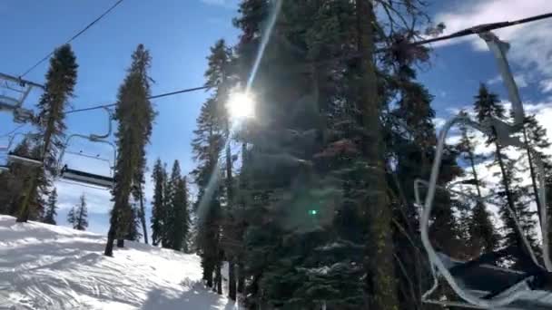 Elevador Esqui Inverno Movendo Sobre Montanha Coberta Neve Com Sol — Vídeo de Stock