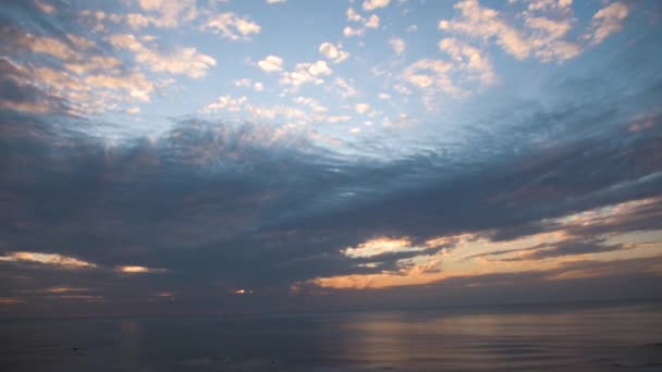 Denizin Üzerindeki Renkli Gökyüzü Zaman Atlaması — Stok video
