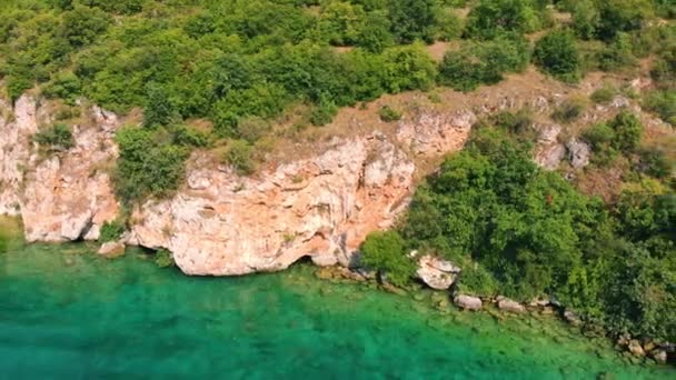 Aerial Shot Macedonia Coast Clif Beautiful Water Pesztani Gradiste Ohrid — Stock Video