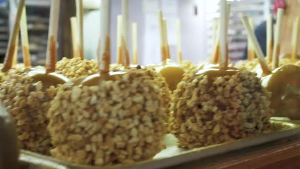 Panning Shot Von Karamell Äpfeln Die Einem Süßwarenladen Verkauft Werden — Stockvideo