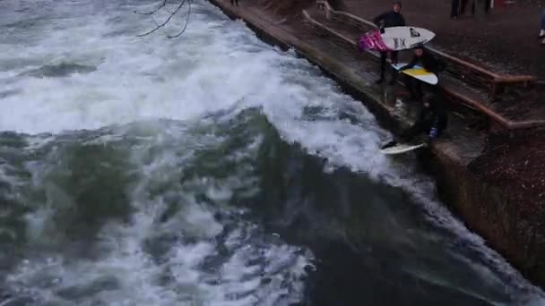 River Surfing Στο Κέντρο Του Μονάχου Γερμανία — Αρχείο Βίντεο