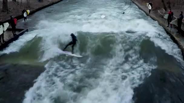 River Surfing Στο Κέντρο Του Μονάχου Γερμανία — Αρχείο Βίντεο