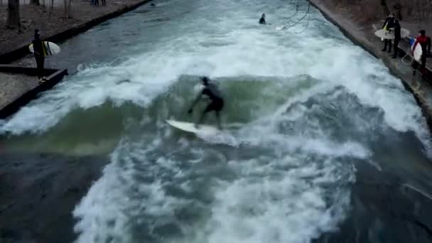 Almanya Münih Ortasında Nehir Sörfü — Stok video