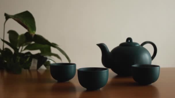 Минимальный Фон Зеленого Японского Чайного Сервиза Паром Выходящим Чашек Деревянном — стоковое видео