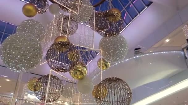 Kerstversieringen Een Groot Winkelcentrum Bollen Lichtjes Die Fel Schitteren Warme — Stockvideo