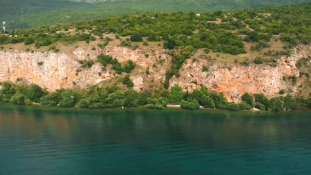 Aerial Shot Macedonia Coast Clif Beautiful Water Ohrid Lake Southern — Vídeos de Stock