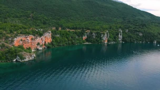 Aerial Shot Macedonia Coast Orang Clif Green Trees Beautiful Blue — Vídeo de Stock