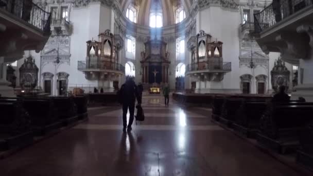 Séta Salzburgi Katedrálisban — Stock videók