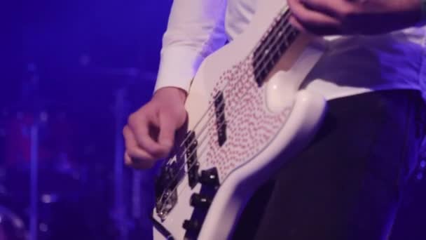 Mann Spielt Gitarre Aus Nächster Nähe — Stockvideo