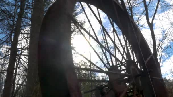 Old Rusted Waterwheel Turning Sky Middle Forest Georgia — ストック動画