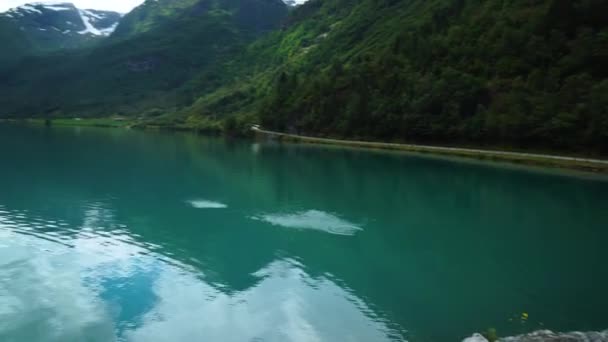 Schöne Norwegische Skandinavische Landschaft Mit Blauem See Reflexionssteine Hüpfen Berglandschaft — Stockvideo