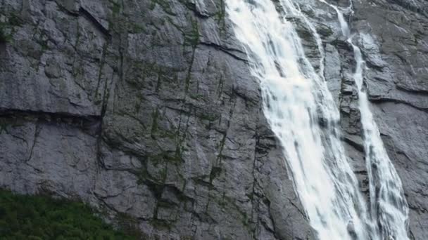 Norway Landscape Big Waterfall Close Moving Rocks Green Forest — Vídeo de stock