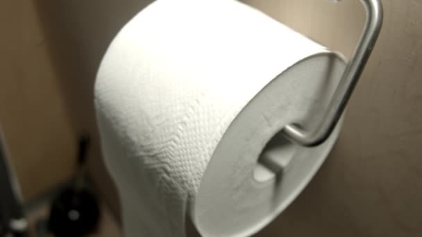 Das Ausrollen Von Toilettenpapier Nahaufnahme Von Oben — Stockvideo