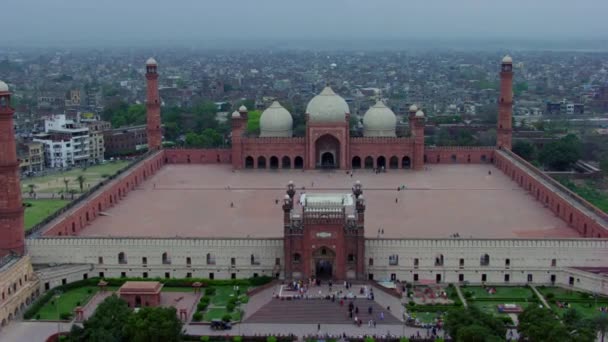 Lahore Pakistan Drone Uitzicht Wereldberoemde Badshahi Moskee Bezoekers Komen Moskee — Stockvideo