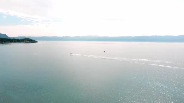 マケドニアのオフリド湖に入るボートの空中 ドローン 追跡ショット — ストック動画