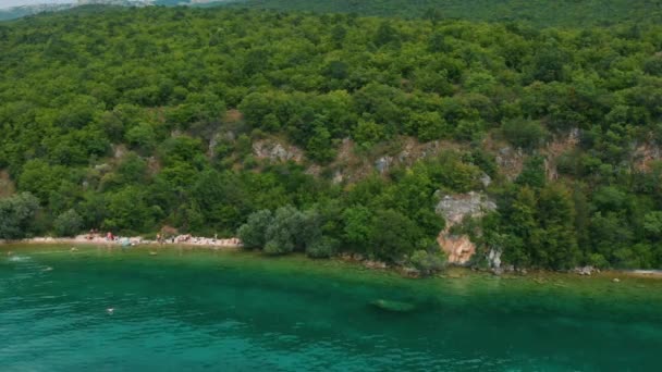 Aerial Shot Macedonia Coast Clif Beautiful Water Ohrid Lake Southern — ストック動画