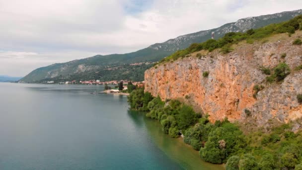 Aerial Shot Macedonia Coast Clif Beautiful Water Ohrid Lake Southern — 图库视频影像