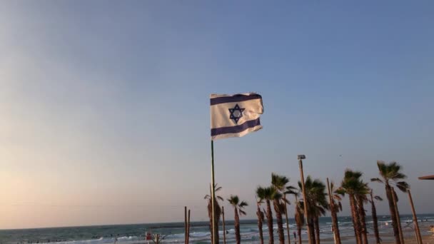 Mávání Izraelskou Vlajkou Pláži Tel Avivu Při Západu Slunce Tel — Stock video