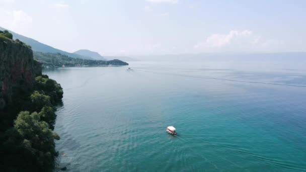 Letecký Snímek Pobřeží Makedonie Clif Loď Krásná Voda Kolem Jezera — Stock video