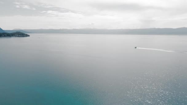 南ヨーロッパのマケドニア オフリド湖周辺のターコイズブルーの海に向かって移動するボートの空中ショット — ストック動画