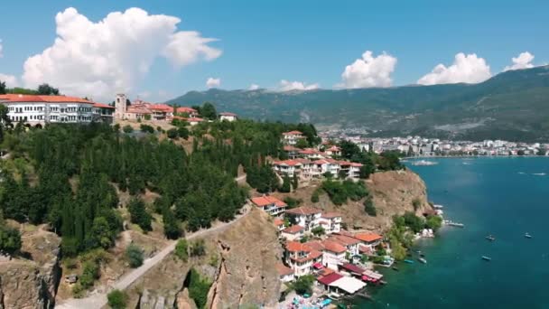 Foto Aérea Costa Macedonia Ohrid City Acantilado Hermosa Agua Alrededor — Vídeos de Stock