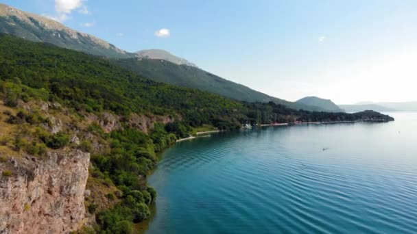 Aerial Shot Macedonia Coast Clif Beautiful Water Ohrid Lake Southern — Stockvideo
