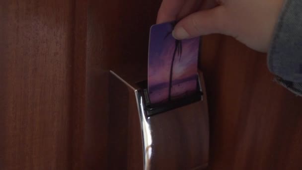 采用钥匙卡关闭酒店钥匙卡打开房间门 — 图库视频影像