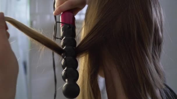 Blondynka Włosy Dziewczyna Curling Jej Włosy Przygotowuje Się Wieczór — Wideo stockowe