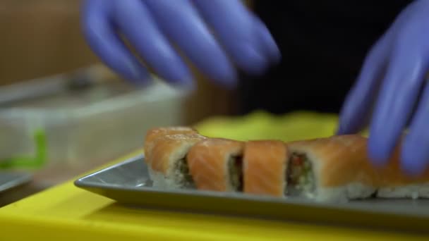 Vídeo Close Rolo Sushi Que Está Quase Pronto Para Consumir — Vídeo de Stock