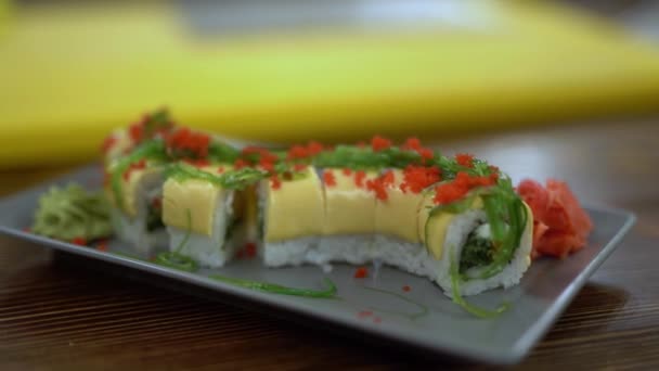 Een Close Video Van Extreem Mooie Smakelijke Sushi Roll Met — Stockvideo