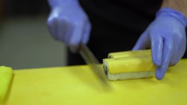 Bucătar Taie Atenție Întreg Rulou Sushi Bucăți Mici Egale Înainte — Videoclip de stoc